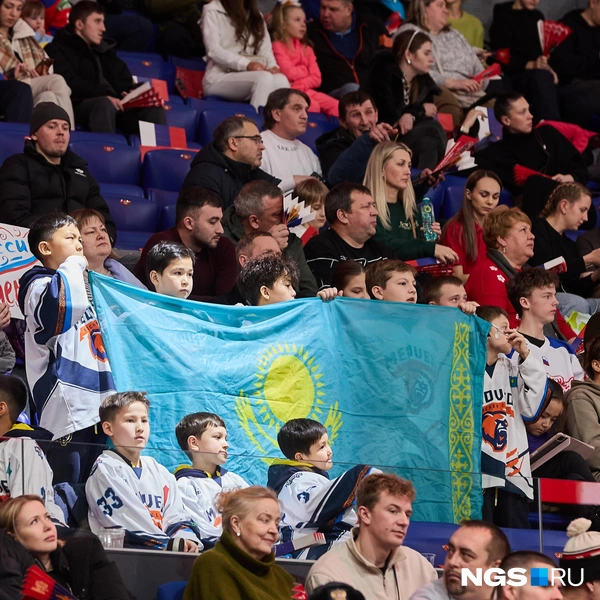 Казахстанцы приехали поддержать свою команду | Источник: Александр Ощепков / NGS.RU