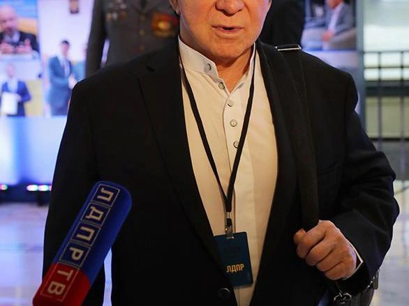 Анатолий Кашпировский может долго рассказывать о чудесах, которые он делал своими руками | Источник: Вячеслав Прокофьев / ТАСС