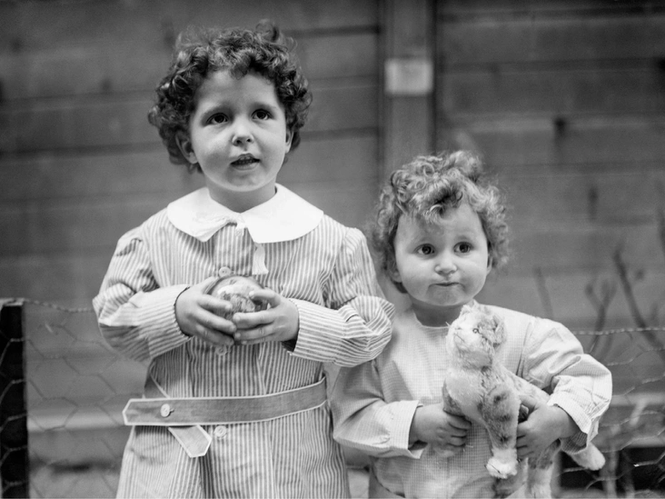 Мишель и Эдмонд Навратил из — знаменитые выжившие после катастрофы «Титаника» в 1912 году, также известные как «Сироты Титаника»