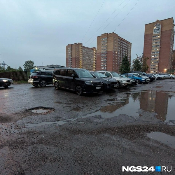 На стоянке тоже не все радужно | Источник: предоставлено жителями ЖК