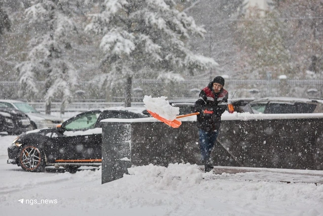 Новосибирск замело. Посмотрите, как город сражается со снегопадом | Источник: НГС — новости Новосибирска / Телеграм