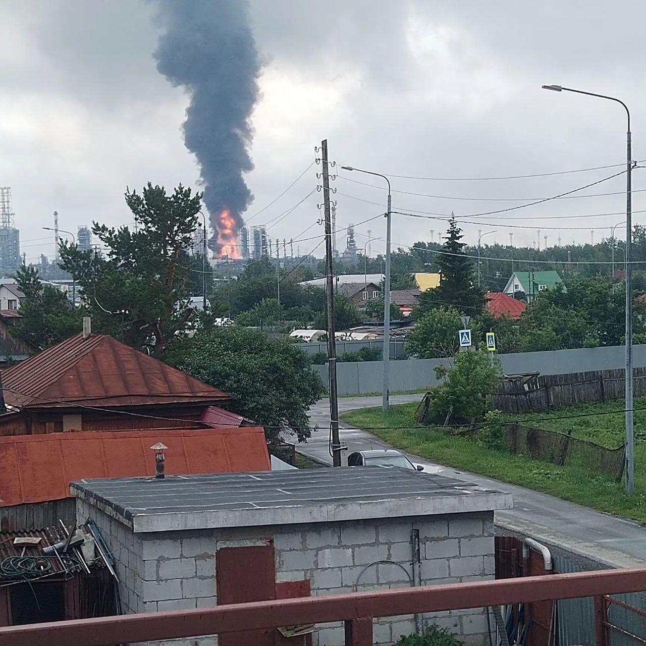 В Западной Сибири полыхает НПЗ — кадры