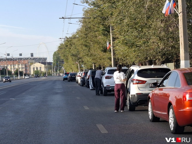 С надеждой всматриваются вдаль водители, услышав, что бензин начали разливать по бакам | Источник: Тимофей Крылов / V1.RU