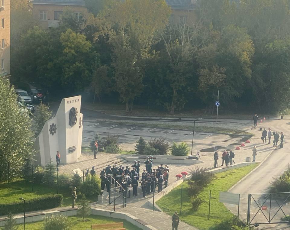 «Вывезли всё подчистую»: ГАИ без предупреждения эвакуировала машины с парковки у стелы Танкистам, там ждали делегацию