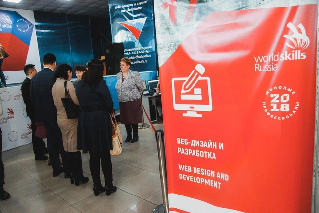 Главный эксперт проводит экскурсию для иностранных гостей | Источник: Виктория Евстафьева