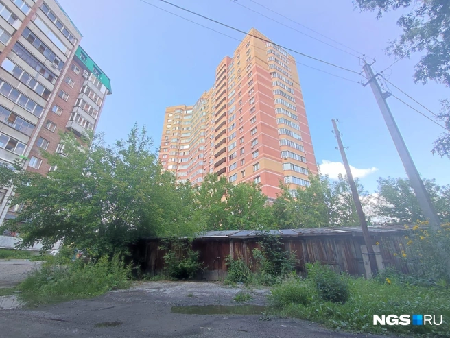 Совсем рядом с деревянной двухэтажкой здесь уже выросли высотки | Источник: Илья Калинин / NGS.RU