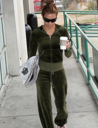 Эти велюровые брюки заменят вам джинсы на зиму: где купить и как правильно стилизовать Эти велюровые брюки заменят вам джинсы на зиму: где купить и как правильно стилизовать