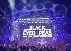 Black Eyed Peas қазақтың туын көкке көтерді. Видео