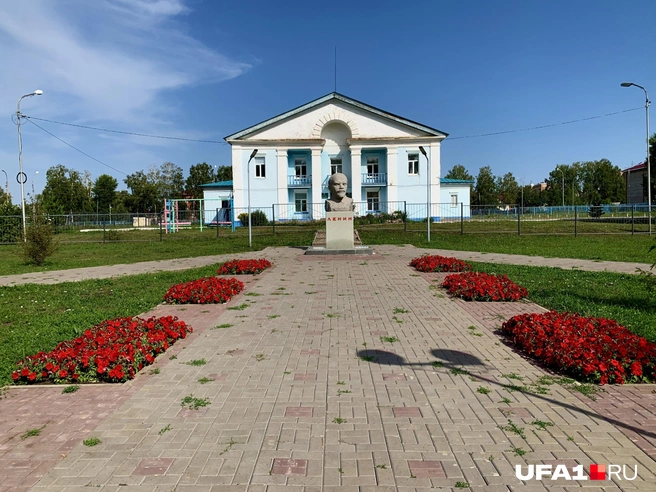 Знал бы он, что пионеров уже нет