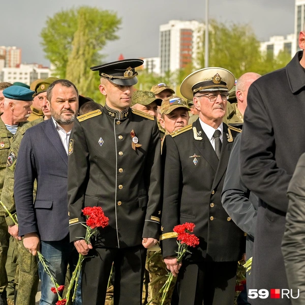 Александр Григоренко (в центре в пиджаке) — бывший депутат ЗС, потерявший на СВО кисть руки | Источник: Василина Любимова / 59.RU