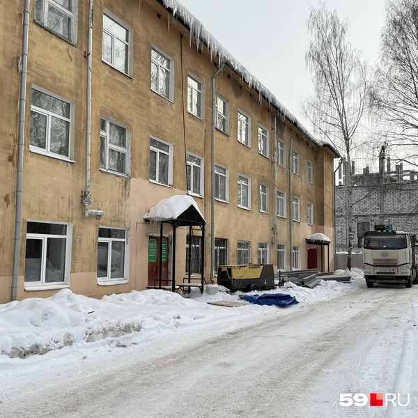 Облицовку трехэтажки поменяют после основных работ. Облагораживание фасада не входит в план реконструкции | Источник: Наталья Пальникова