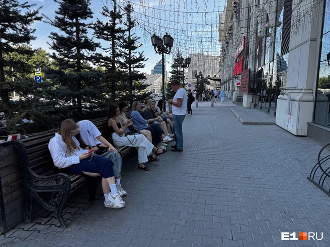 «Нам нравится здесь, есть много магазинов»,&nbsp;— говорят горожане в очереди | Источник: Ирина Порозова / E1.RU