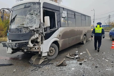 Автобус с пассажирами протаранил грузовик на выезде из Березовского
