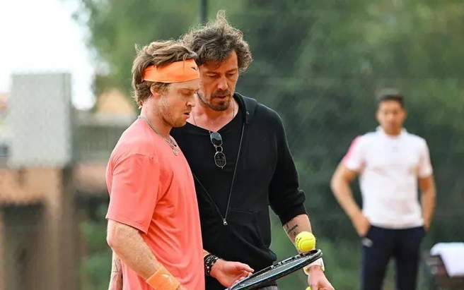 На фото — Марат Сафин и Андрей Рублев | Источник: Gotennis.ru
