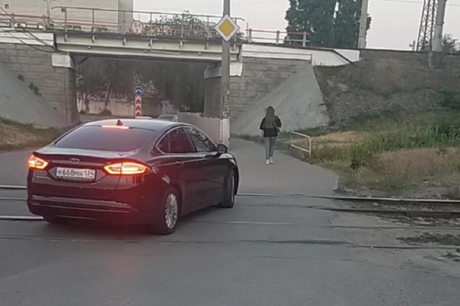 Машины пока оставляют немного места на тротуаре для прохода пешеходов | Источник: читатели V1.RU