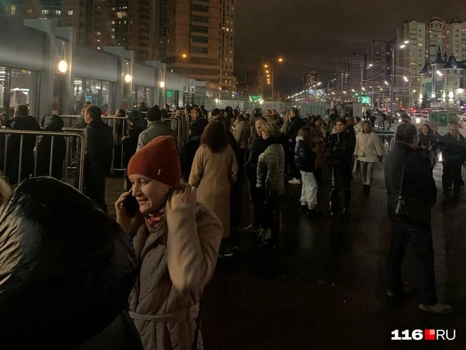 Такая толпа собралась у стадиона | Источник: Ильгиз Шарифзянов / 116.RU