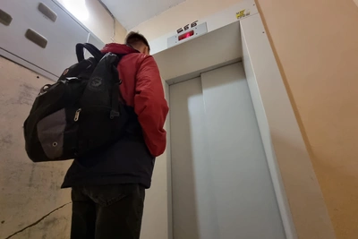 Как инвалидам подниматься? Лифт отключен в кемеровской 10-этажке
