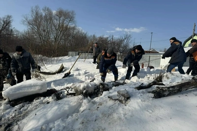 Кузнецк готовится к паводку, очищая реку Труев