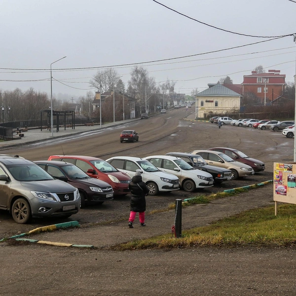 Парковка возле площади со сценой в Сергаче | Источник: Наталья Бурухина / NN.RU