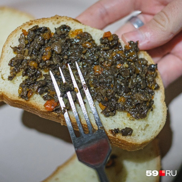 Мы попробовали икру из шампиньонов, когда ездили на ферму — сделали из нее бутерброды | Источник: Тимофей Калмаков / 59.RU