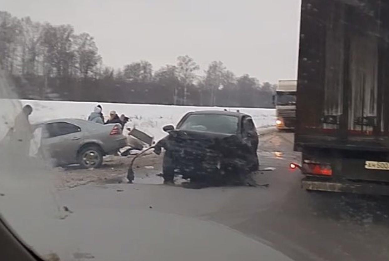 В массовой аварии на трассе М-5 в Челябинской области ранены четыре человека, один погиб на месте