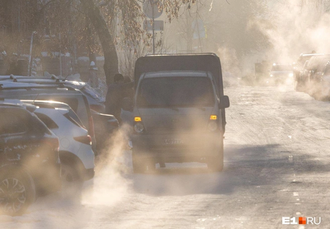 В морозы выхлопные газы концентрируются около земли. Нейтрализатор при низких температурах не работает, токсичность выхлопа максимальна | Источник: Владислав Лоншаков / E1.RU