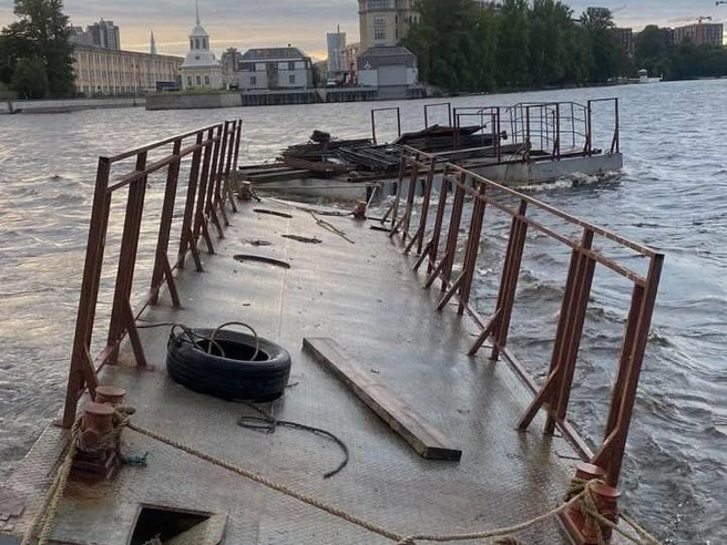 Фотография понтонов, которые буксировали во время инцидента | Источник: Предоставлено «Фонтанке» братом пострадавшего