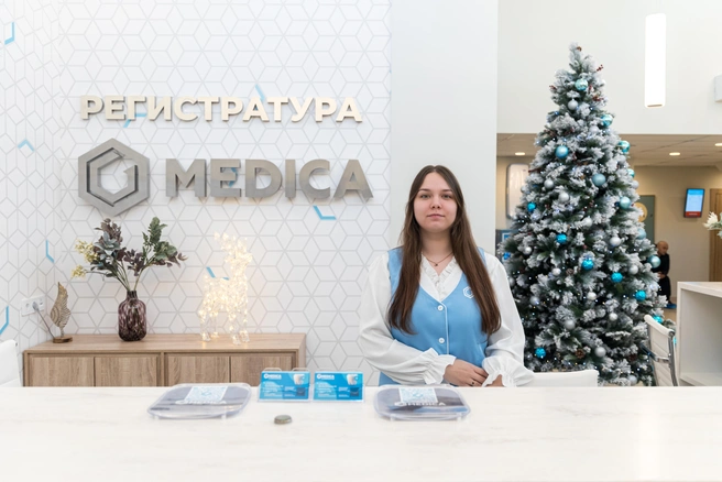 Просторный холл MEDICA&nbsp;—&nbsp;настоящее арт-пространство. Теплые древесные фактуры, мягкий свет, респектабельность, уют. Новогодняя елка задает настроение уже с порога. Приветливый администратор в фирменной форме встречает гостей, помогает с записью и отвечает на любые вопросы. Доброжелательность&nbsp;— кредо клиники. | Источник: Мария Ленц