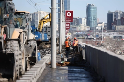 На Дмитровском мосту в Новосибирске сносят ограждение и асфальт