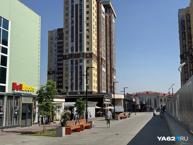 Буквально рядом с вокзалом есть уютная улочка | Источник: Сергей Петунин / YA62.RU