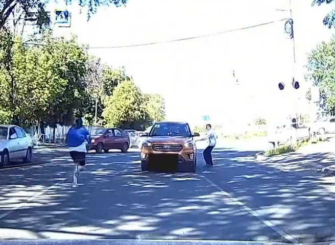 На улице Военных Автомобилистов припаркованный автомобиль выкатился на проезжую часть | ya62.ru