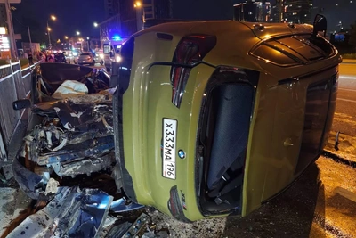 BMW X3 влетел на крышу Mitsubishi в Екатеринбурге