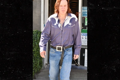 Микки Рурк с красными волосами после выселения