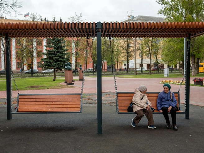 Горожане отдыхают на качелях | Источник: Александр Куренной / 76.RU