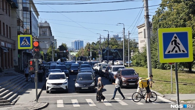 Водители объезжают перекрытие по улице Депутатской. Здесь же проезжает общественный транспорт | Источник: Маргарита Резникова / NGS.RU
