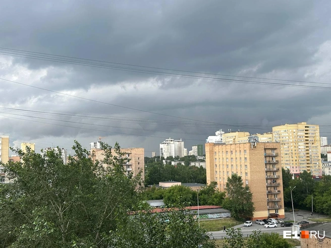 Эльмаш и Уралмаш ушли под воду, а движение трамваев встало. Как Екатеринбург справился с грозой: онлайн | Источник: читатель E1.RU
