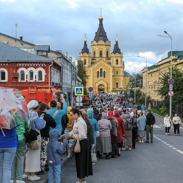 Часами люди стояли в очереди к мощам в Нижнем Новгороде | Источник: Наталья Бурухина / NN.RU