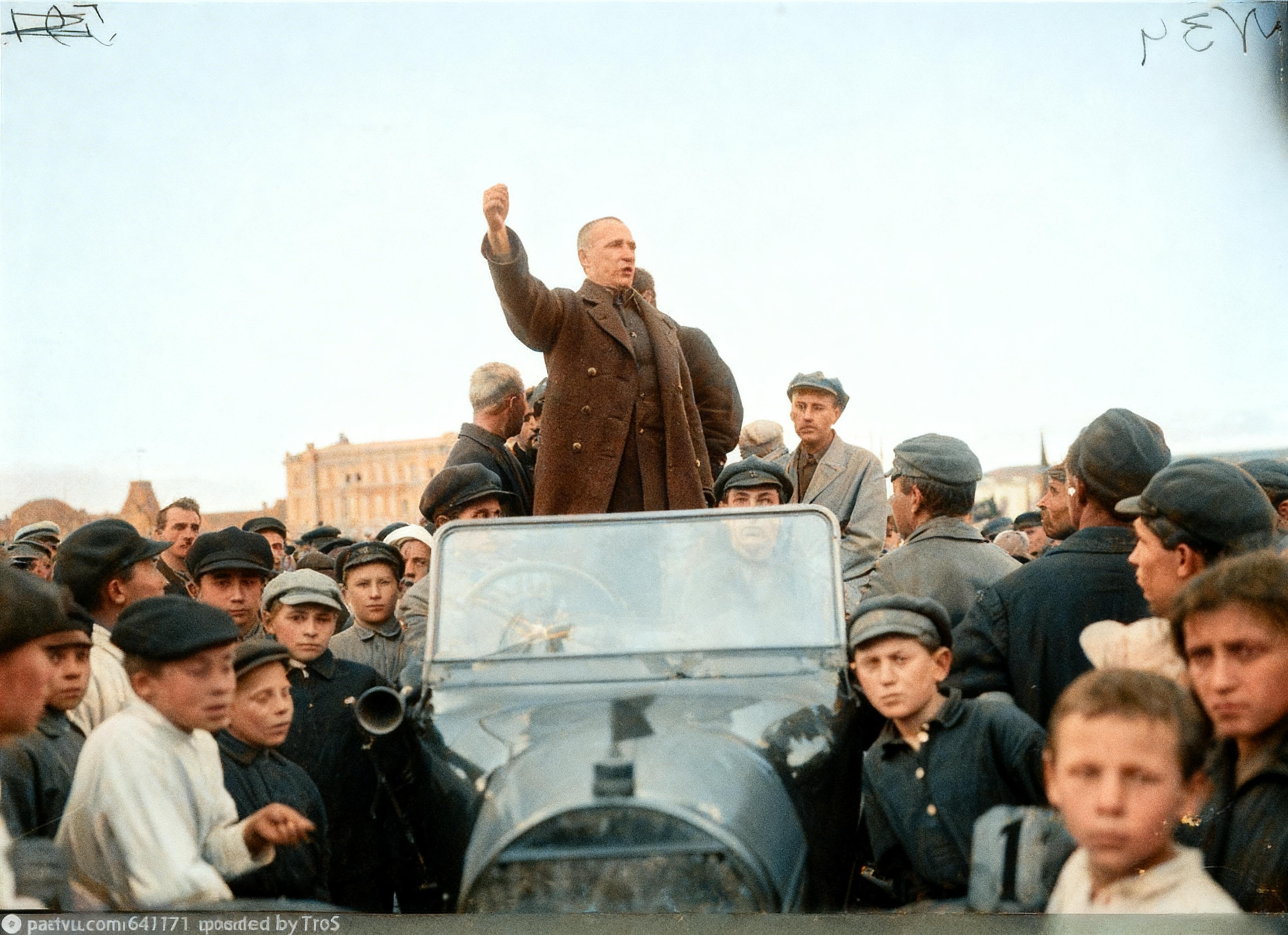 Машину окружили люди | Источник: pastvu.com / kapwing.com