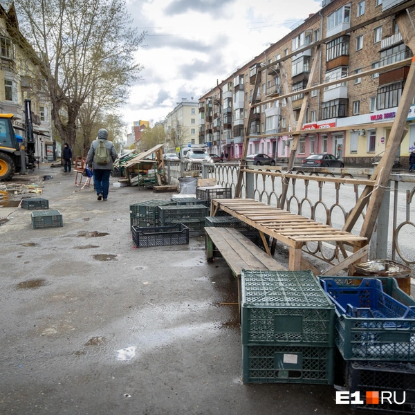 Вскоре старые киоски заменили торговые палатки в едином стиле | Источник: Владислав Лоншаков / E1.RU