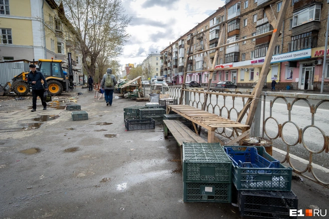 Киоски вдоль дороги снесли одними из первых, но тут продолжали торговать из палаток | Источник: Владислав Лоншаков / E1.RU