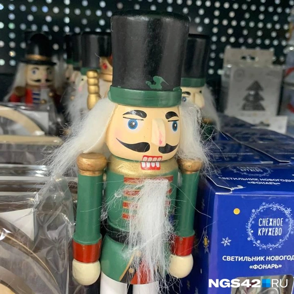 А вот такой забавный персонаж из «Щелкунчика» стоит 230 рублей | Источник: Татьяна Ирискина / NGS42.RU
