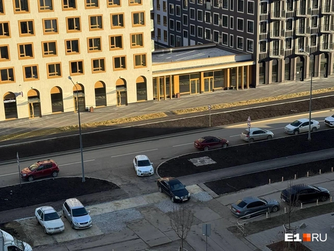 Автохамы превратили новенькую дорогу на Сортировке в парковку. Возмутительные фото | Источник: читатель E1.RU