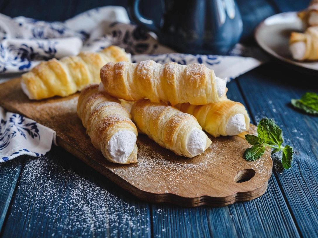 Слоеные трубочки с кремом: легендарный рецепт из СССР, от которого будут в восторге все гости | marieclaire.ru