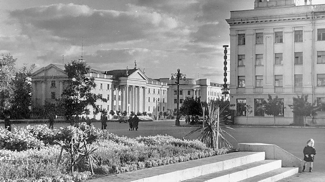 Статуи пионеров и колонны ионического ордера&nbsp;— и Курган почти как Ленинград | Источник: Из архива Алексея Дедова