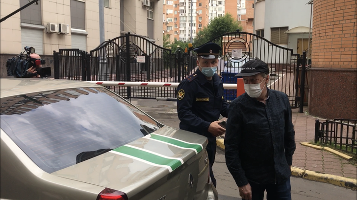 Что нарисовал Михаил Ефремов на скамье подсудимых, и что это значит