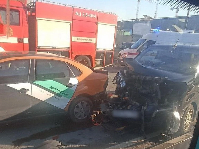 «Месиво из машин». ДТП с каршерингом сковало Октябрьскую набережную | Источник: Мегаполис | ДТП и ЧП | Санкт-Петербург | Питер / Телеграм