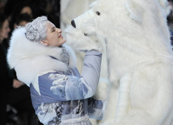 Белые медведи и собаки вышли на подиум в Париже