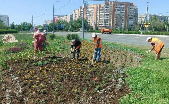 Прополка земли в 24 микрорайоне | Источник: администрация Оренбурга