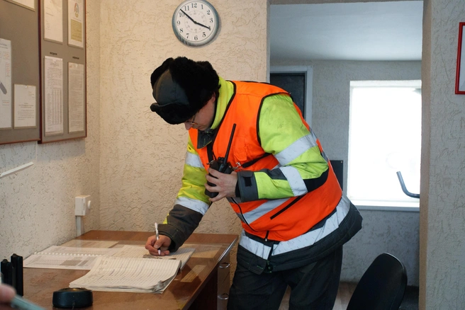 Журнал учета закрепления заполнять приходится порой на бегу | Источник: Андрей Бортко / NGS.RU