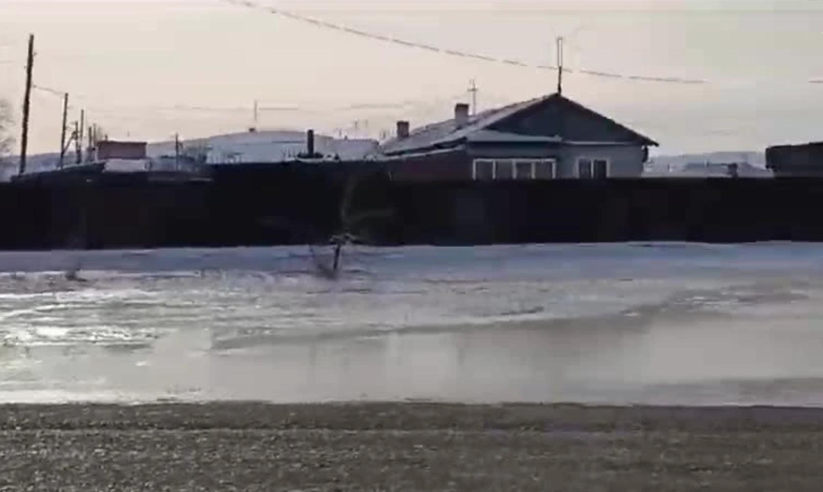 Прорыв теплосети произошел 16 февраля в переулке Переездном в городе Борзе  Забайкальского края - 17 февраля 2024 - ЧИТА.ру